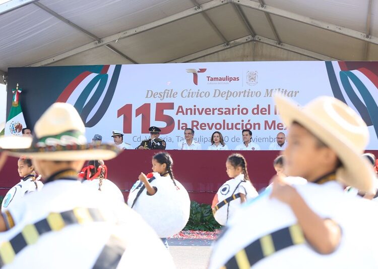 Desfilan miles de jóvenes en el 115 aniversario de la Revolución Mexicana
