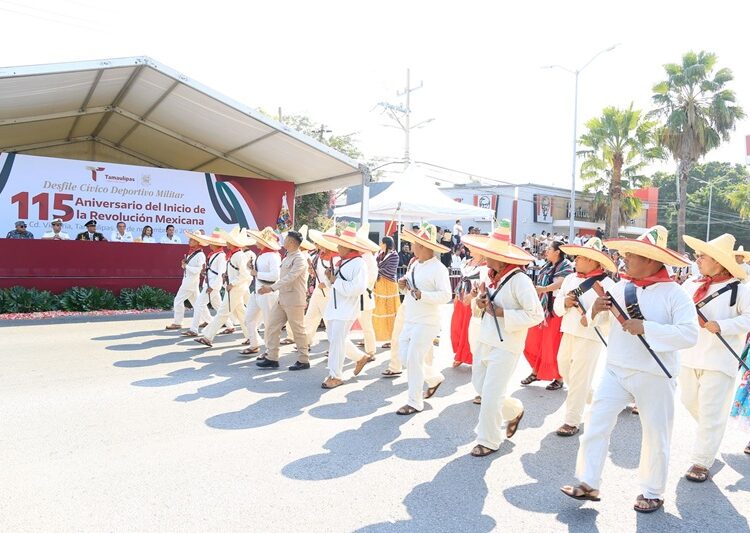Desfilan miles de jóvenes en el 115 aniversario de la Revolución Mexicana