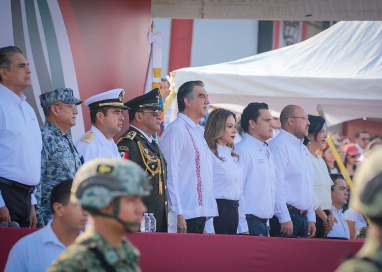 Desfilan miles de jóvenes en el 115 aniversario de la Revolución Mexicana