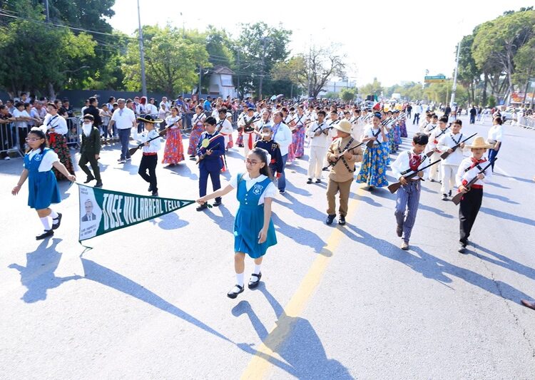 Desfilan miles de jóvenes en el 115 aniversario de la Revolución Mexicana