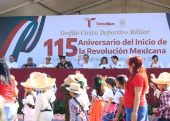 Desfilan miles de jóvenes en el 115 aniversario de la Revolución Mexicana