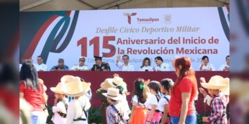 Desfilan miles de jóvenes en el 115 aniversario de la Revolución Mexicana