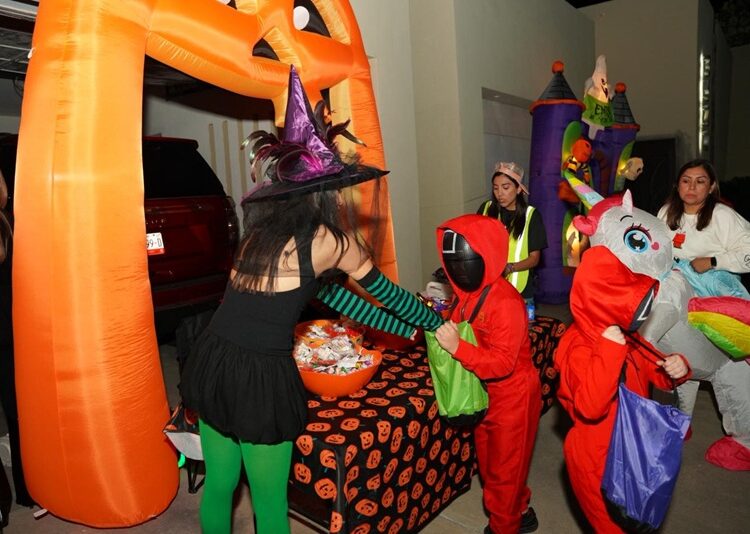 Disfrutan familias de NLD noche de ‘Halloween’