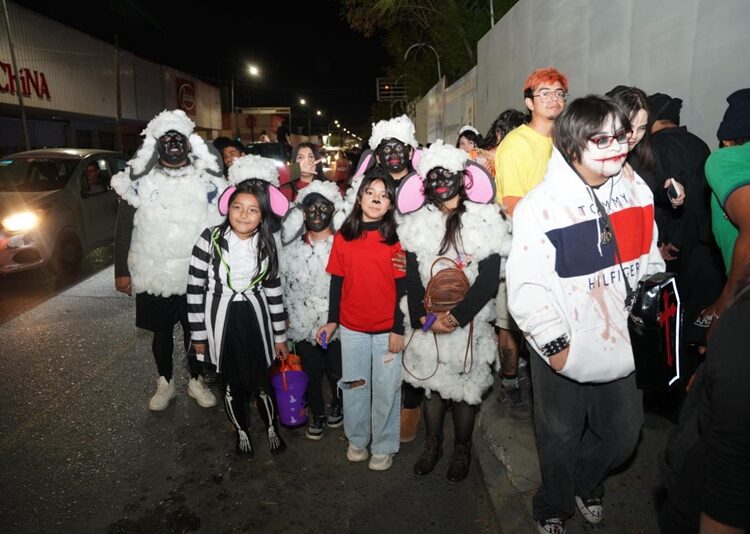 Disfrutan familias de NLD noche de ‘Halloween’