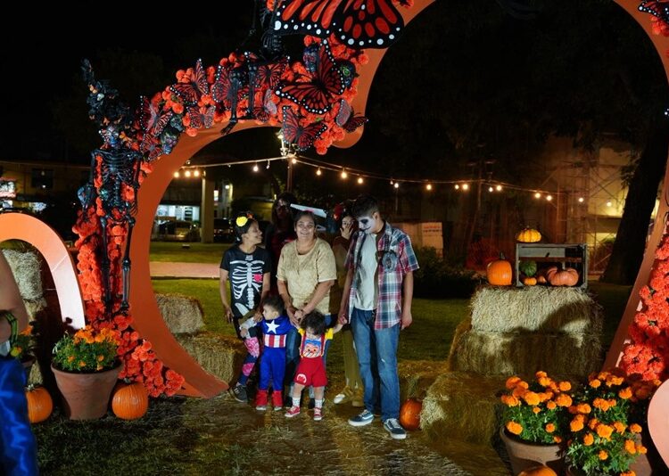 Disfrutan familias de NLD noche de ‘Halloween’