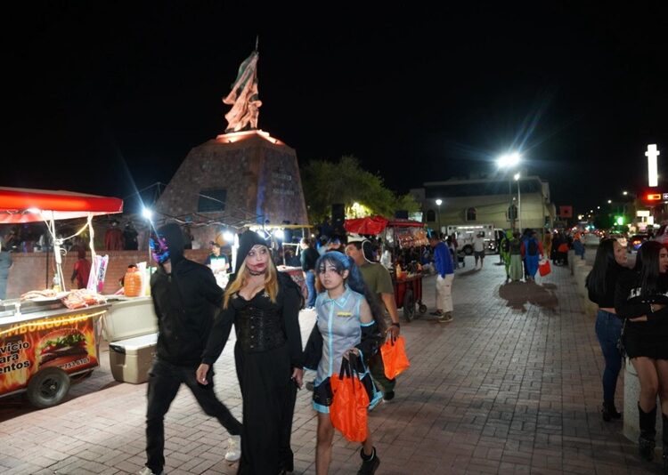 Disfrutan familias de NLD noche de ‘Halloween’