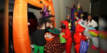 Disfrutan familias de NLD noche de ‘Halloween’