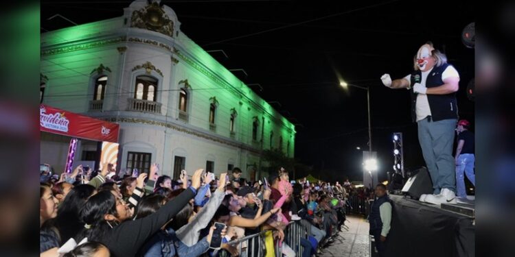 Divierten Los Payasónicos a cientos de victorenses frente al Palacio Municipal