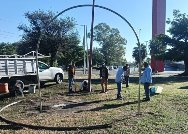 Embellece Municipio la Capital para temporada navideña