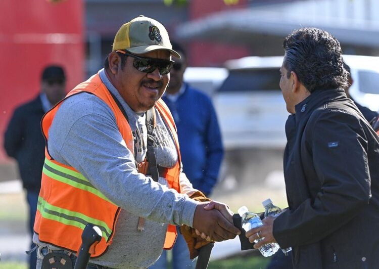 Embellece Municipio la Capital para temporada navideña