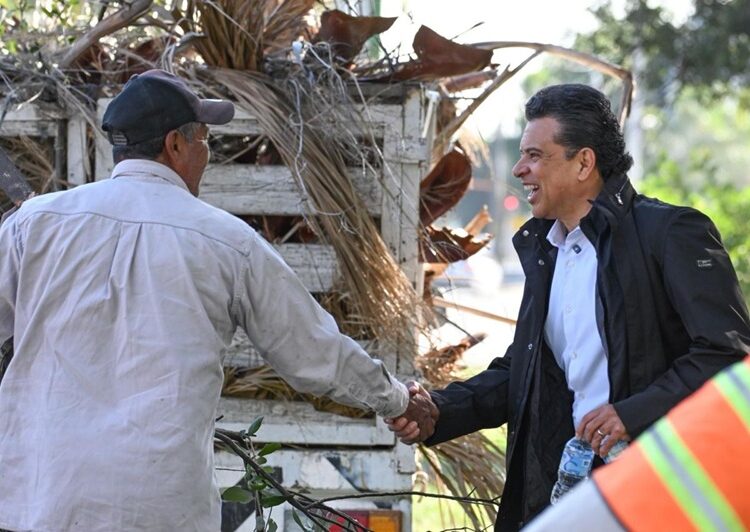 Embellece Municipio la Capital para temporada navideña