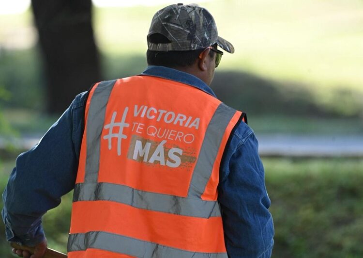 Embellece Municipio la Capital para temporada navideña
