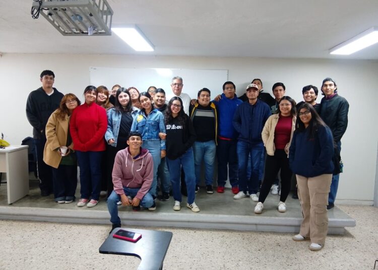 Enrique Jonguitud realiza lectura poética y dona libros a estudiantes de Comunicación