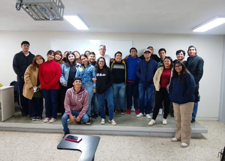 Enrique Jonguitud realiza lectura poética y dona libros a estudiantes de Comunicación