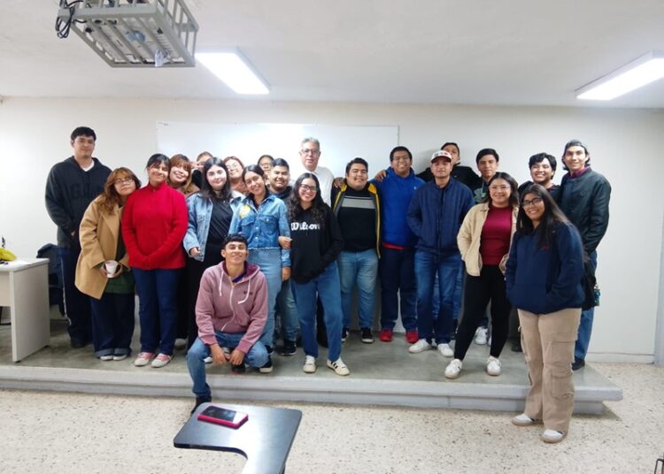 Enrique Jonguitud realiza lectura poética y dona libros a estudiantes de Comunicación