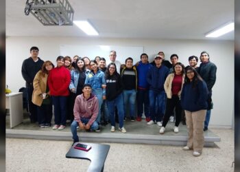 Enrique Jonguitud realiza lectura poética y dona libros a estudiantes de Comunicación