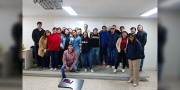Enrique Jonguitud realiza lectura poética y dona libros a estudiantes de Comunicación