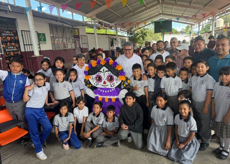 Entrega AMM mesabancos en la Escuela Primaria “Ignacio Allende”