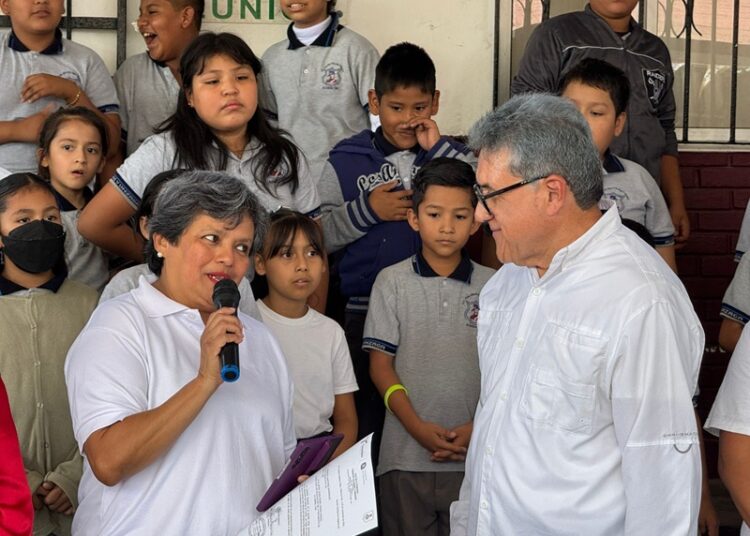 Entrega AMM mesabancos en la Escuela Primaria “Ignacio Allende”