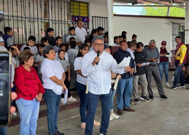 Entrega AMM mesabancos en la Escuela Primaria “Ignacio Allende”