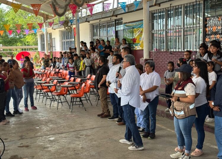 Entrega AMM mesabancos en la Escuela Primaria “Ignacio Allende”