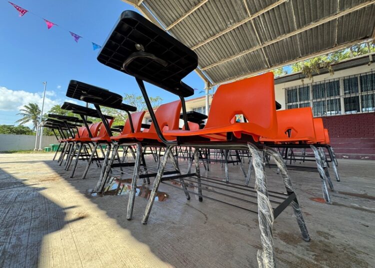 Entrega AMM mesabancos en la Escuela Primaria “Ignacio Allende”