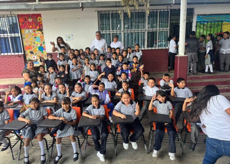 Entrega AMM mesabancos en la Escuela Primaria “Ignacio Allende”