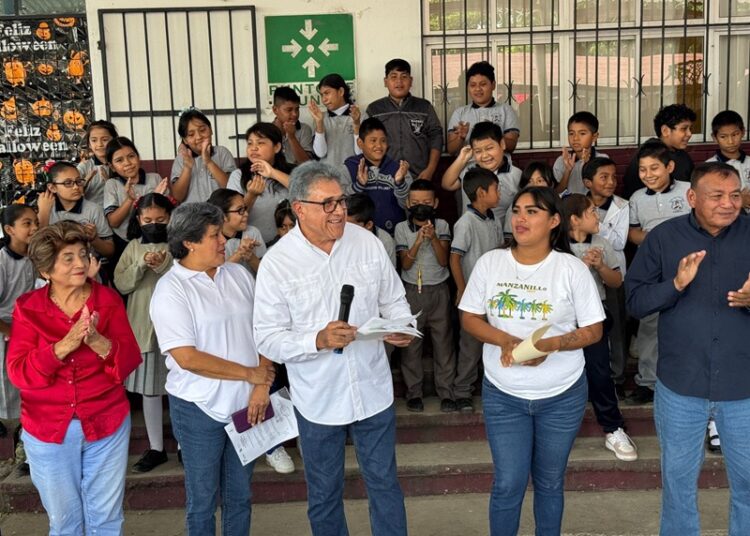 Entrega AMM mesabancos en la Escuela Primaria “Ignacio Allende”