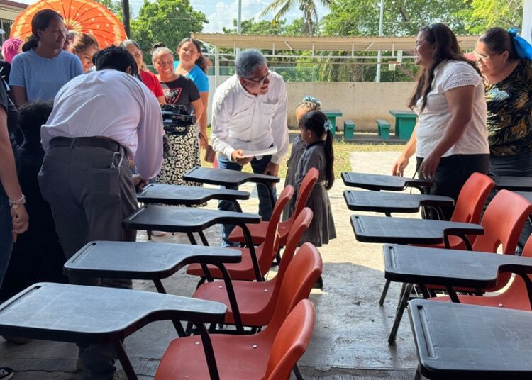Entrega AMM mesabancos en la Escuela Primaria “Ignacio Allende”