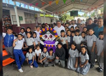Entrega AMM mesabancos en la Escuela Primaria “Ignacio Allende”