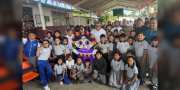 Entrega AMM mesabancos en la Escuela Primaria “Ignacio Allende”