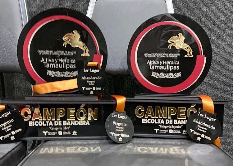 Estudiantes de la UAT obtienen 1.er lugar en concurso de escoltas y bandas de guerra