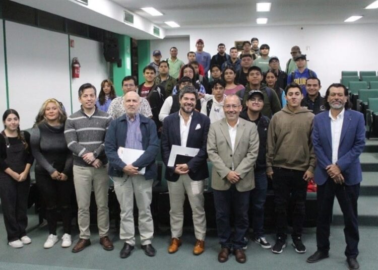 Expertos en economía imparten conferencias en la UAT