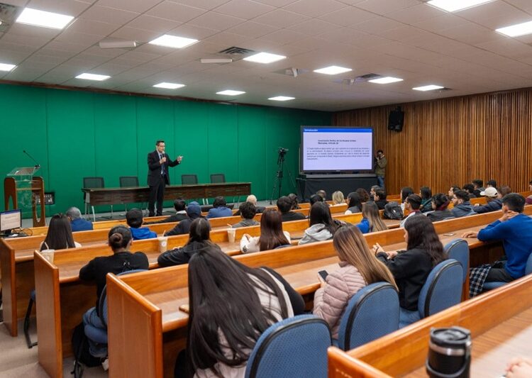 Expertos en economía imparten conferencias en la UAT
