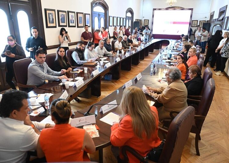 Firma Victoria decálogo contra la violencia hacia las mujeres