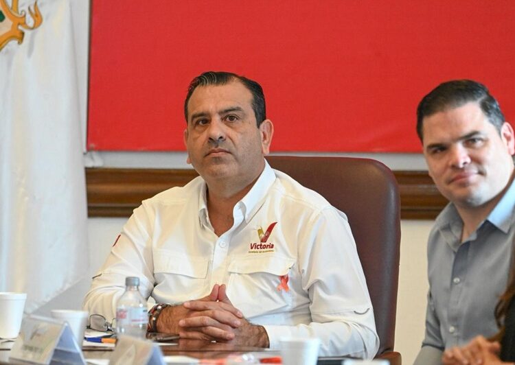 Firma Victoria decálogo contra la violencia hacia las mujeres