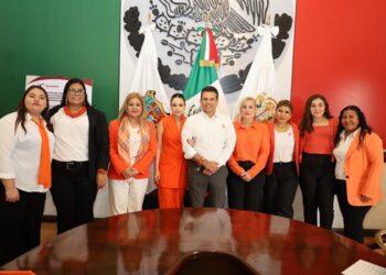 Firma Victoria decálogo contra la violencia hacia las mujeres