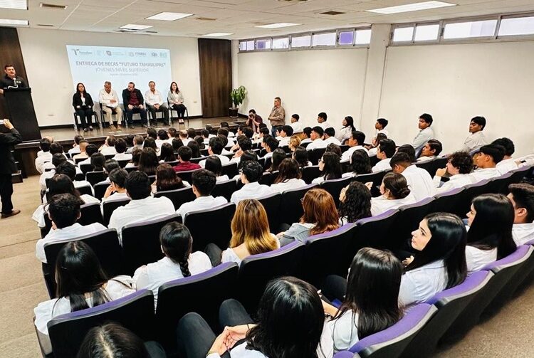 Fortalece ITABEC el talento universitario con 456 becas en la UPV