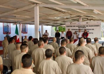 Impulsa SET reintegración con entrega de certificados de preparatoria a internos de los CEDES