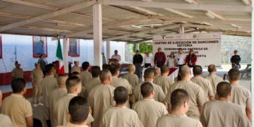 Impulsa SET reintegración con entrega de certificados de preparatoria a internos de los CEDES