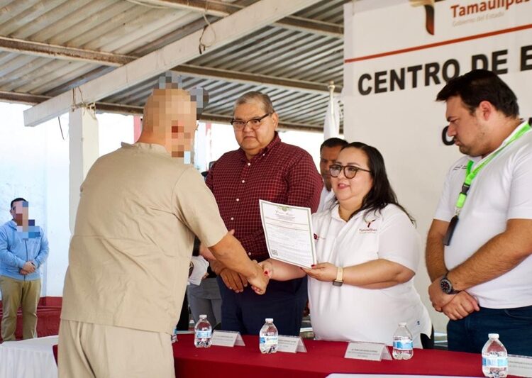 Impulsa SET reintegración con entrega de certificados de preparatoria a internos de los CEDES