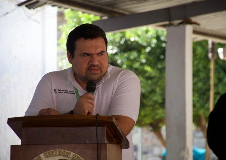 Impulsa SET reintegración con entrega de certificados de preparatoria a internos de los CEDES