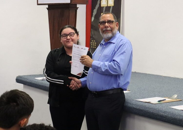 Impulsa UPRR equidad y desarrollo integral con becas institucionales