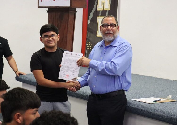 Impulsa UPRR equidad y desarrollo integral con becas institucionales