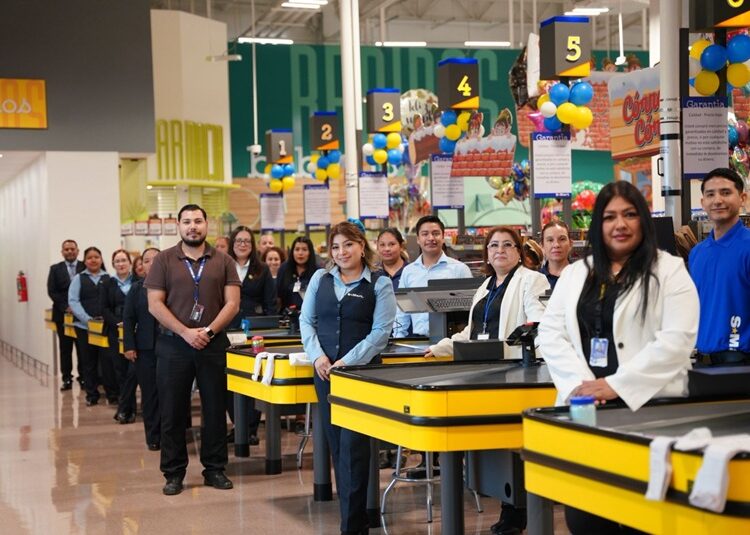 Inaugura Carmen Lilia la tienda 10 de Smart