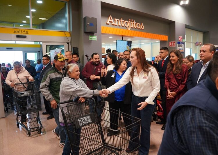 Inaugura Carmen Lilia la tienda 10 de Smart