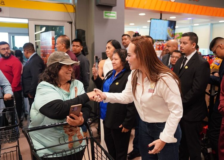 Inaugura Carmen Lilia la tienda 10 de Smart