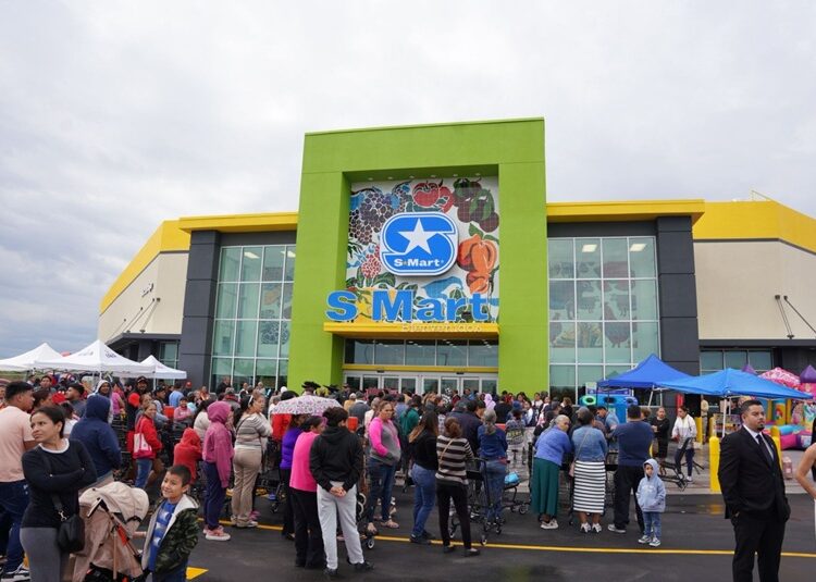 Inaugura Carmen Lilia la tienda 10 de Smart