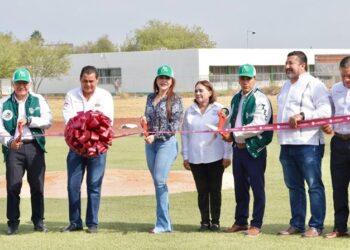 Inauguran renovado campo de béisbol en el ITNL