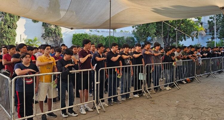 Jóvenes de Victoria cumplen y asisten a sorteo de Servicio Militar